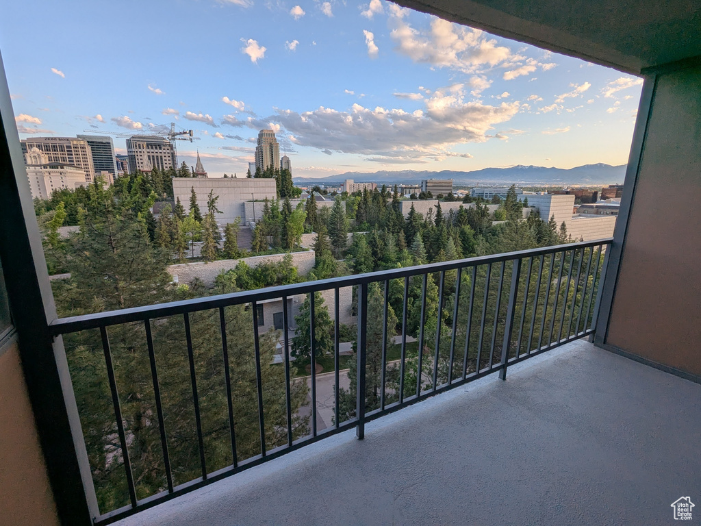Balcony featuring a mountain view