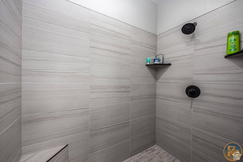 Full bathroom featuring a tile shower