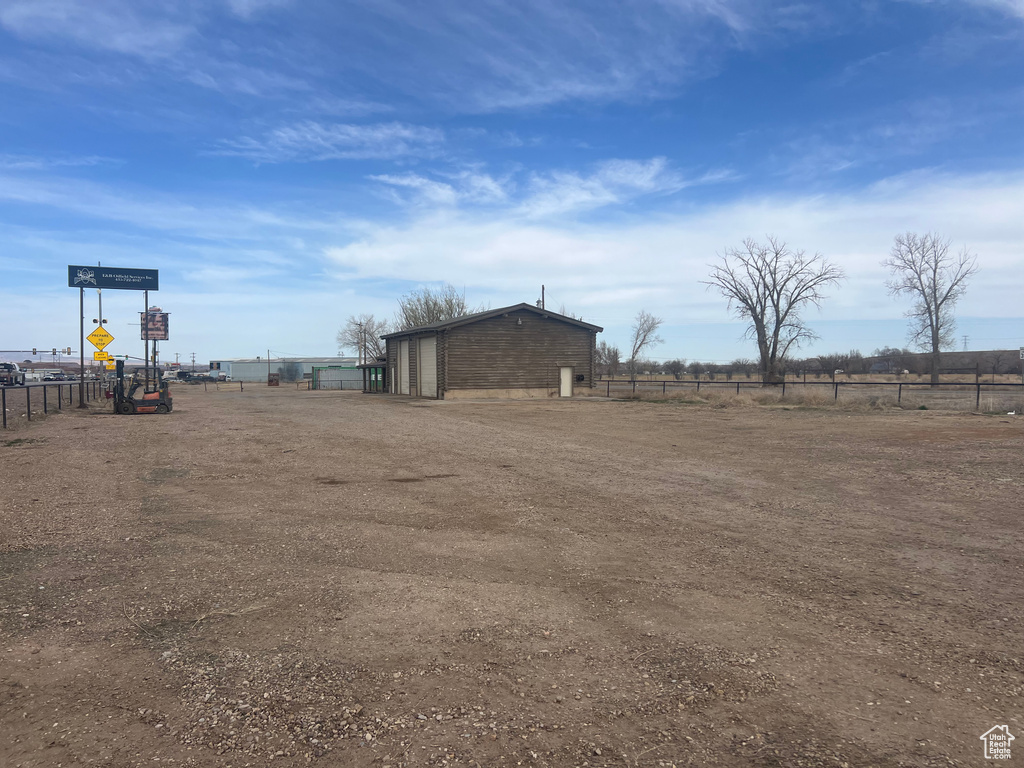 View of yard featuring an outbuilding