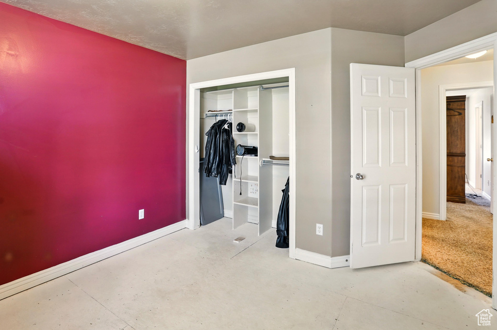 Unfurnished bedroom with baseboards and a closet