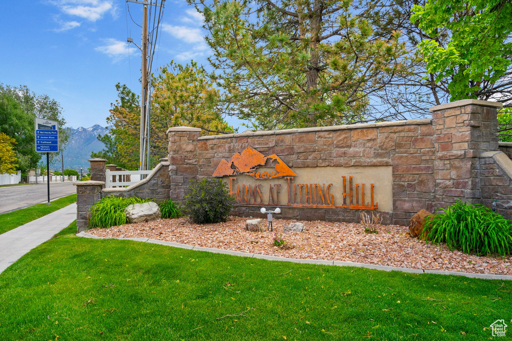 Community sign with a yard and a mountain view