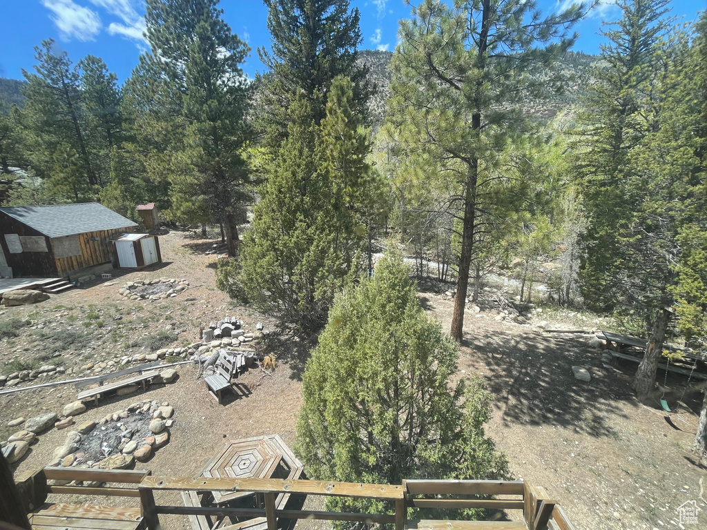 View of yard featuring an outbuilding