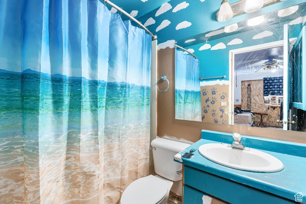 Full bath with vanity, toilet, a shower with curtain, and connected bathroom