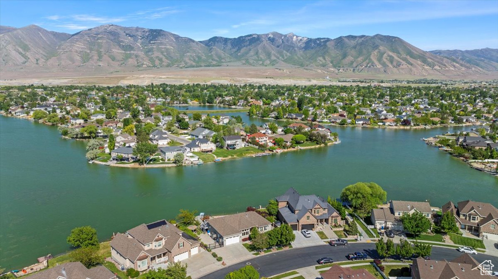 Aerial overview of property\\\\\\\'s location with nearby suburban area and a water and mountain view