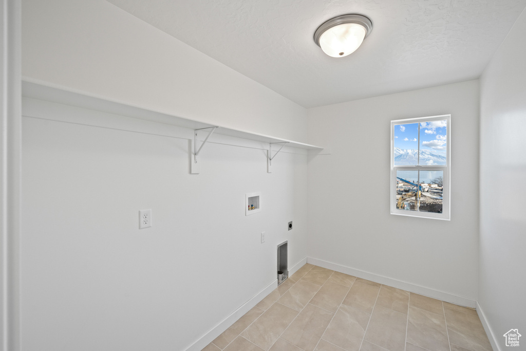 Laundry area with washer hookup, hookup for an electric dryer, and baseboards