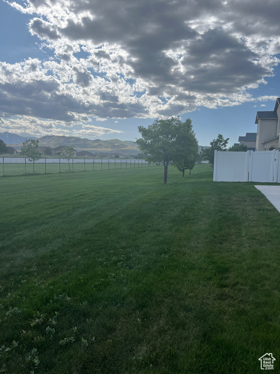 View of yard featuring a mountain view
