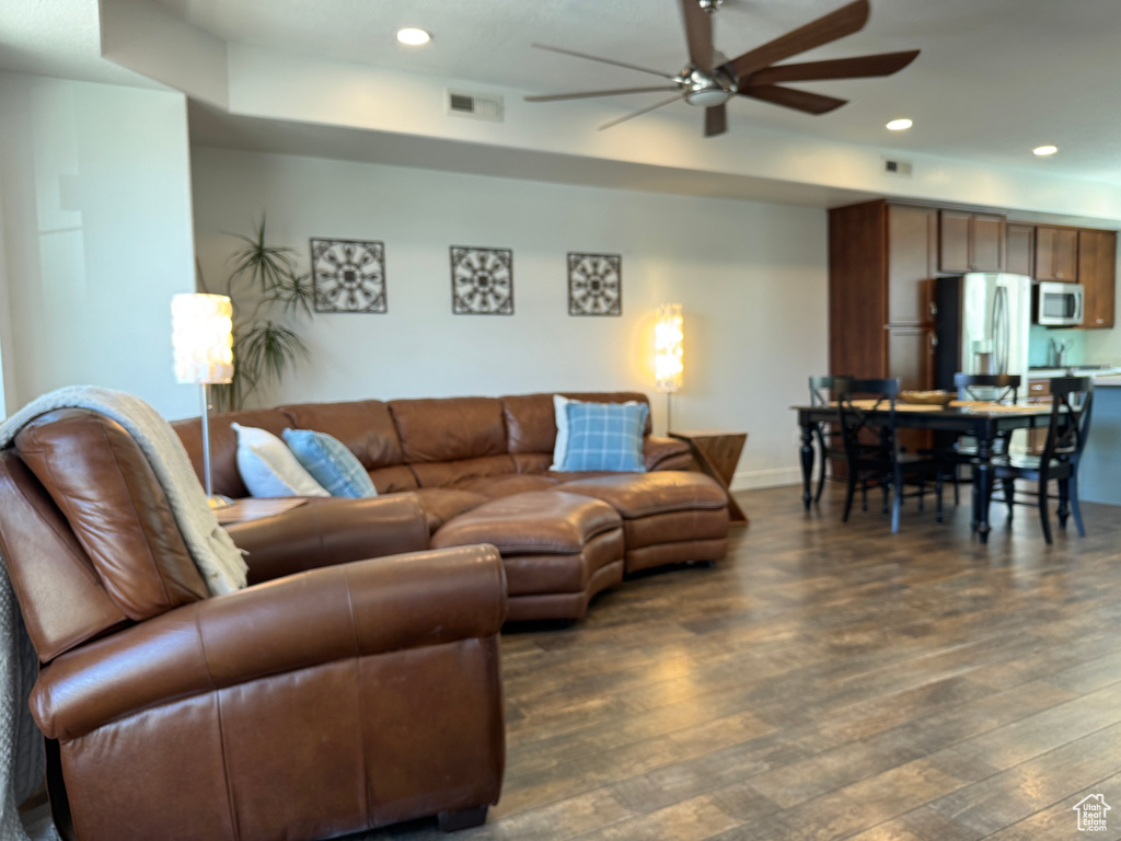 Living room featuring a ceiling fan, dark wood-style floors, recessed lighting, and baseboards