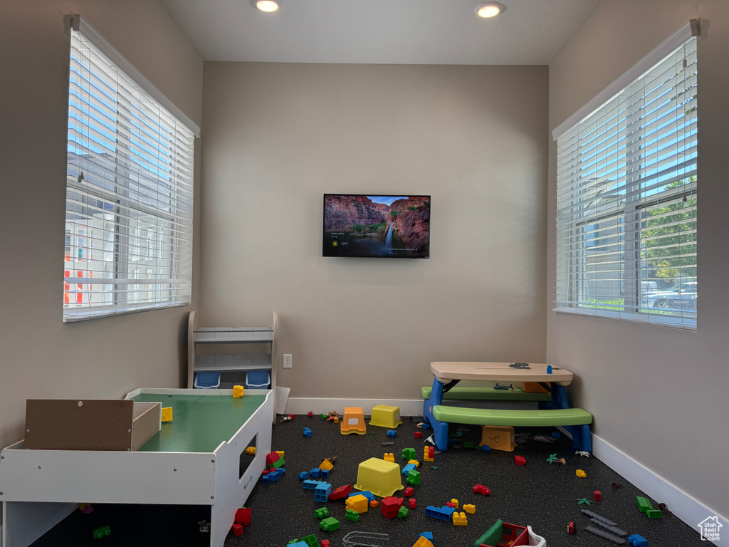 Recreation room with baseboards and recessed lighting