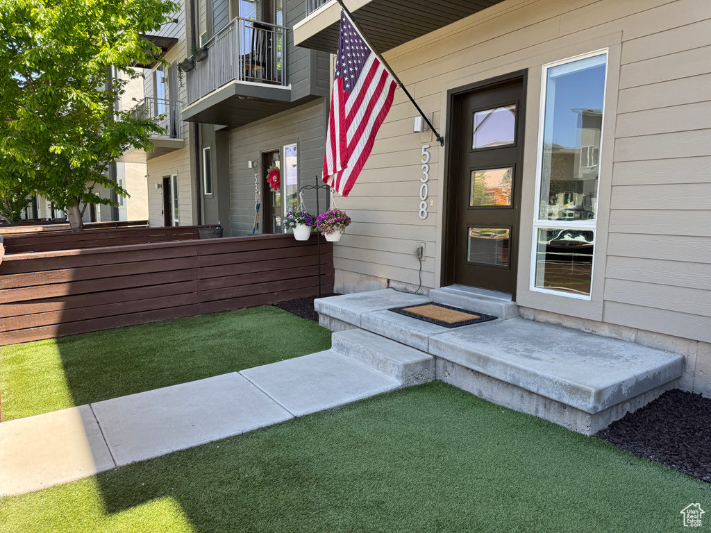Property entrance with a balcony