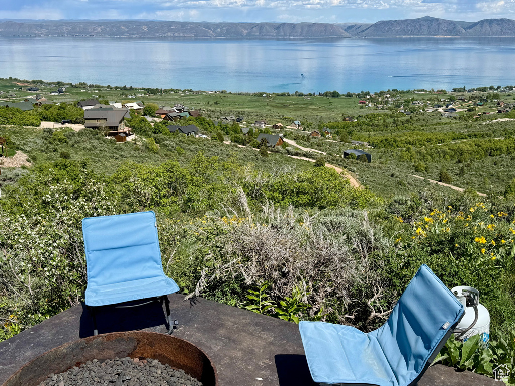 Bird\\\\\\\'s eye view of a water and mountain view