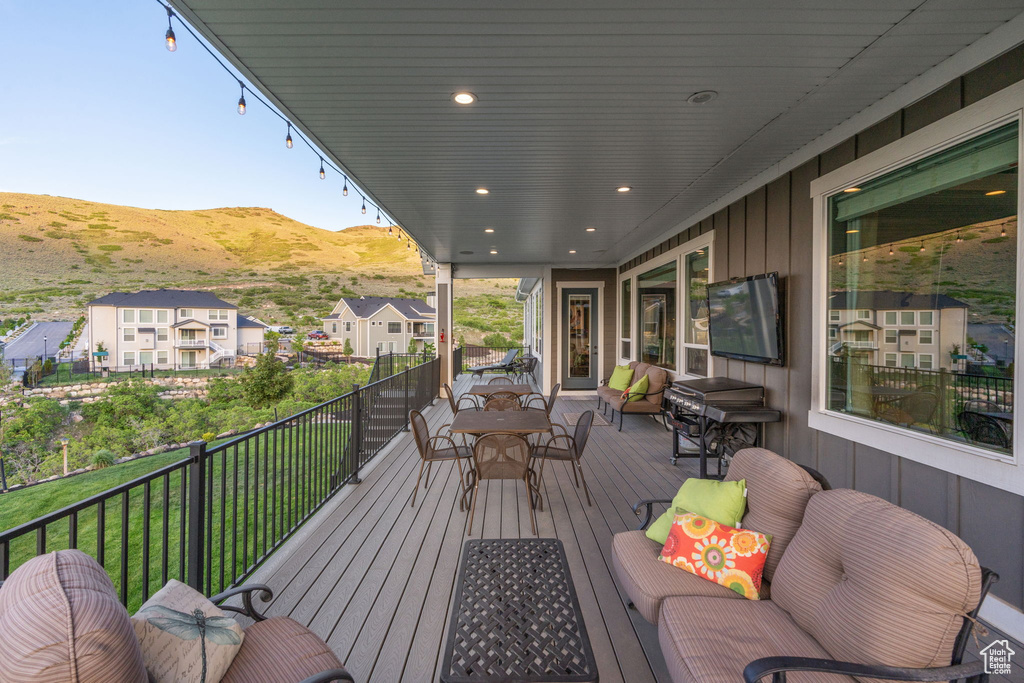 Deck featuring outdoor dining space