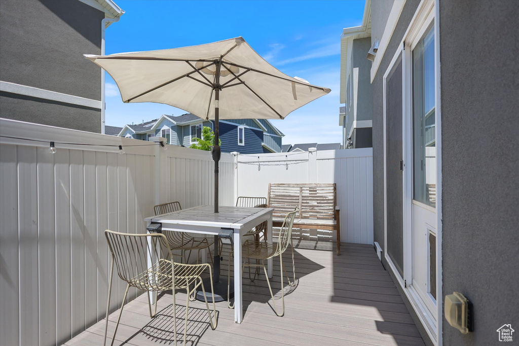 Deck with outdoor dining space