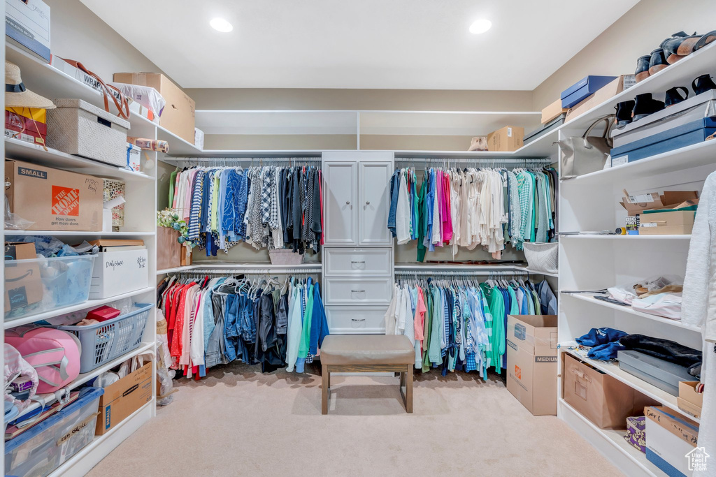 Walk in closet featuring carpet