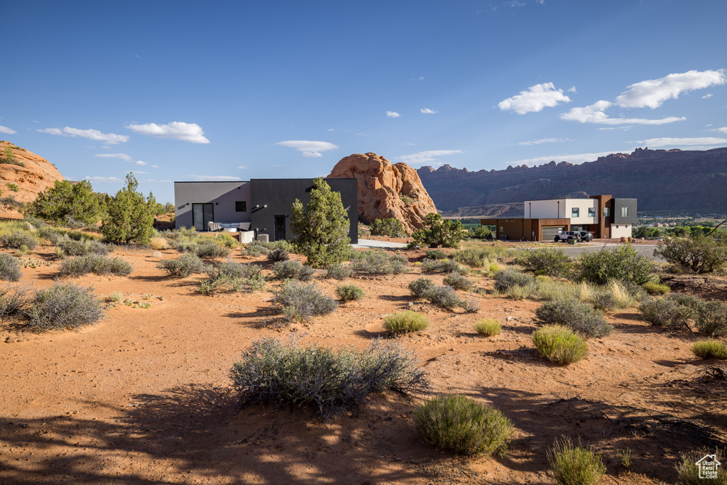 View of yard featuring a mountain view