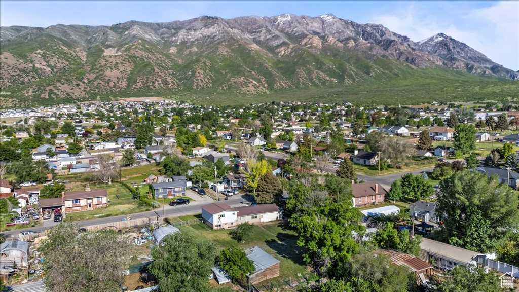 Aerial view of property's location featuring a mountain backdrop