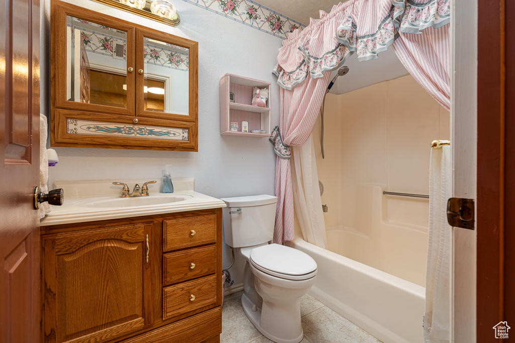 Full bath with toilet, vanity, and shower / tub combo
