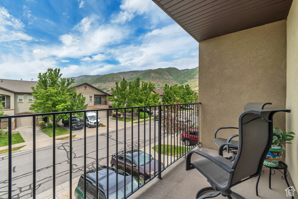 Balcony featuring a mountain view