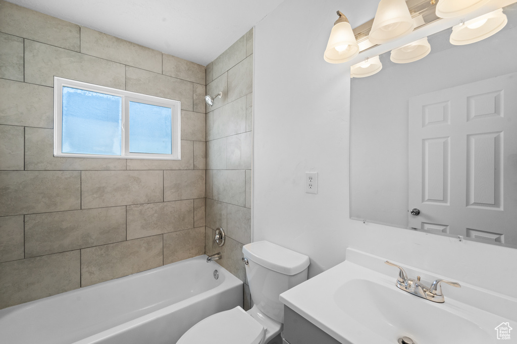 Bathroom with bathing tub / shower combination and vanity