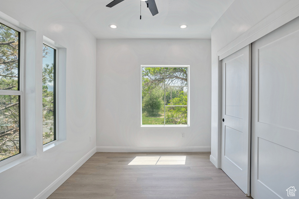 Unfurnished bedroom with baseboards, light wood-style flooring, a closet, recessed lighting, and ceiling fan