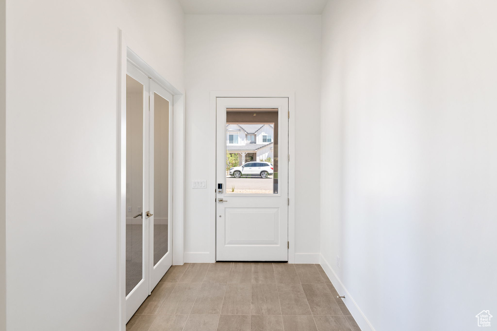 Entryway featuring baseboards