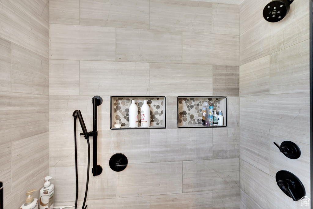 Full bathroom featuring a tile shower