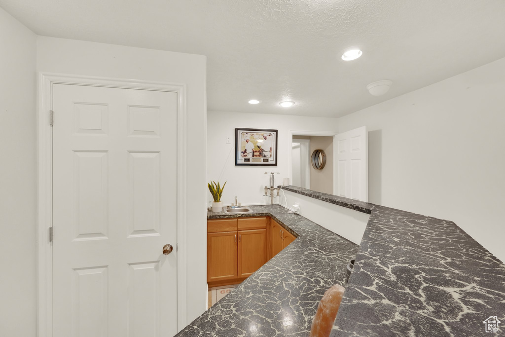Indoor wet bar featuring recessed lighting