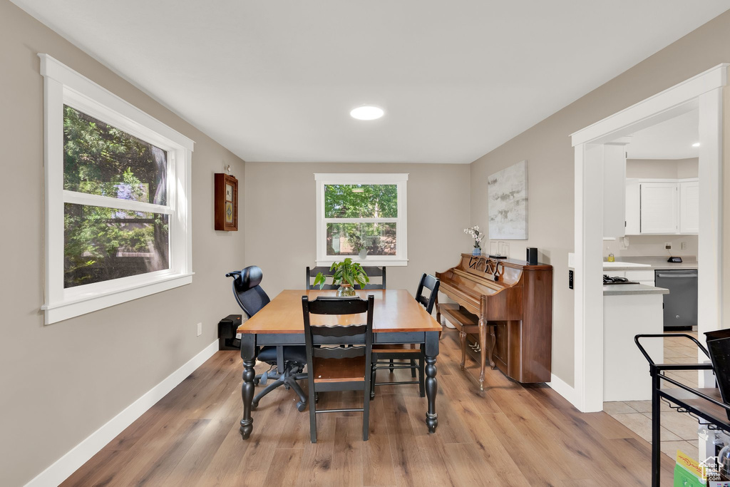 Dining space featuring light wood-style floors, baseboards, and recessed lighting