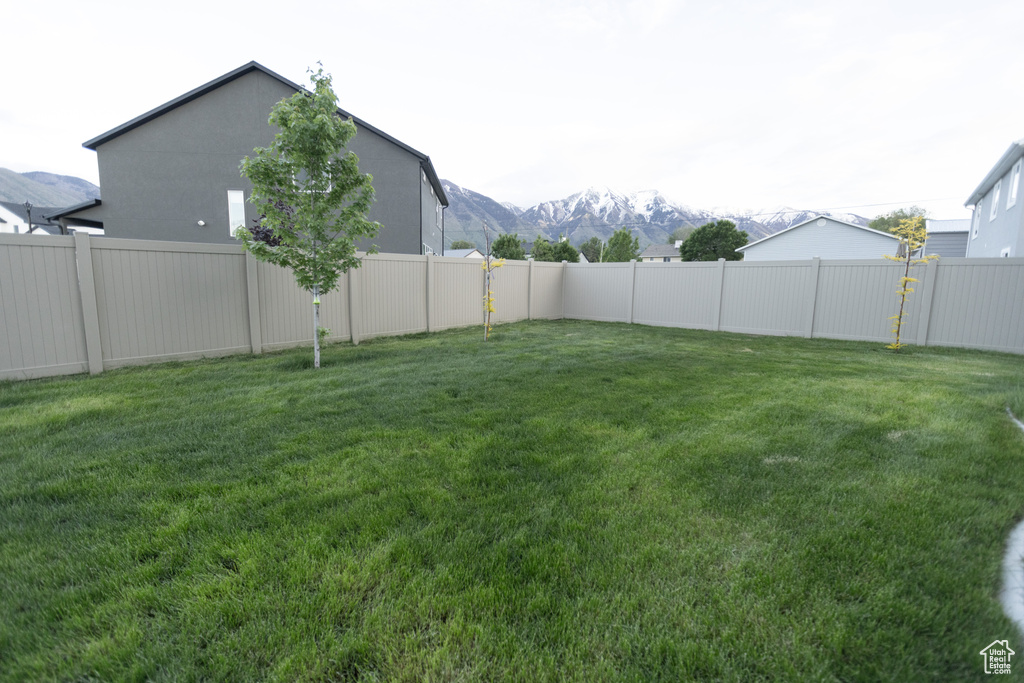 View of yard featuring a mountain view