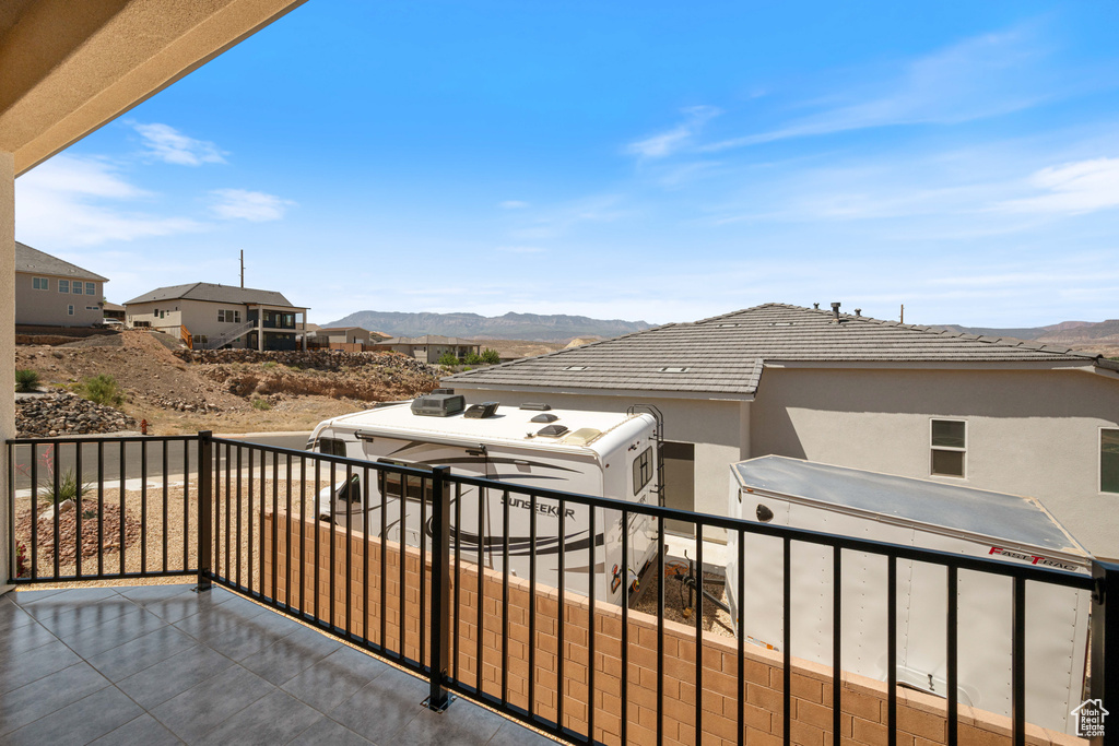 Balcony featuring a mountain view