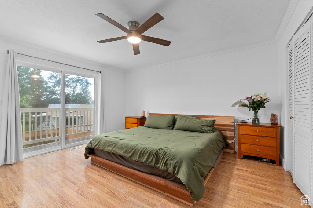 Bedroom with access to exterior, light wood-type flooring, crown molding, and ceiling fan