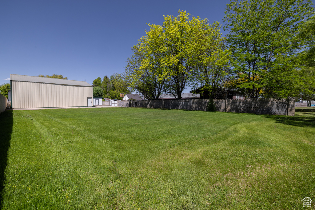 View of yard with a pole building and an outbuilding
