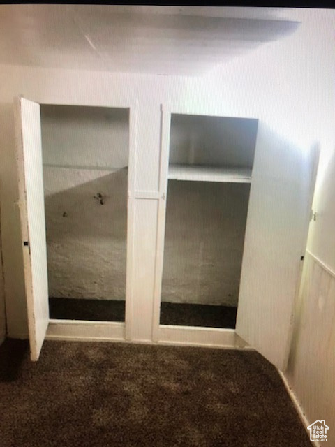 Detailed view of carpet floors