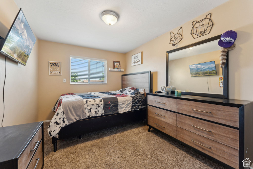 Bedroom with carpet