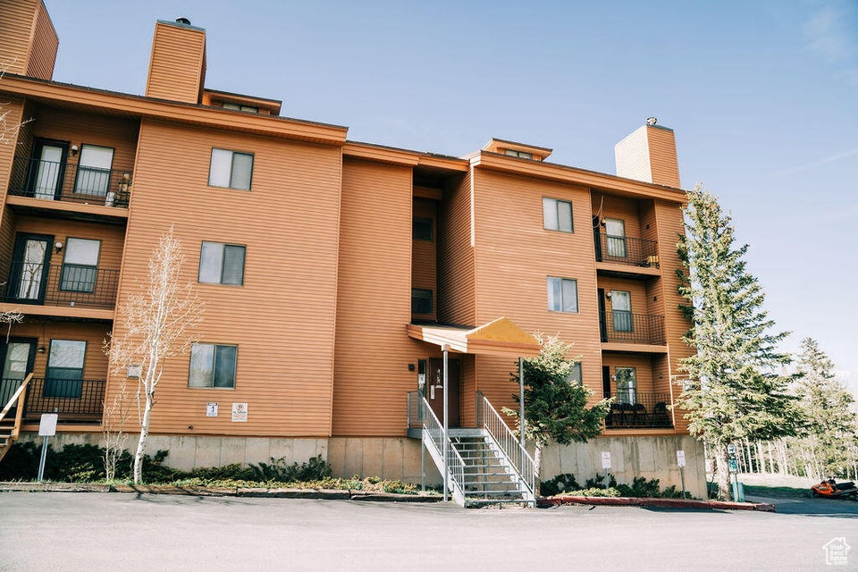 View of apartment building / complex