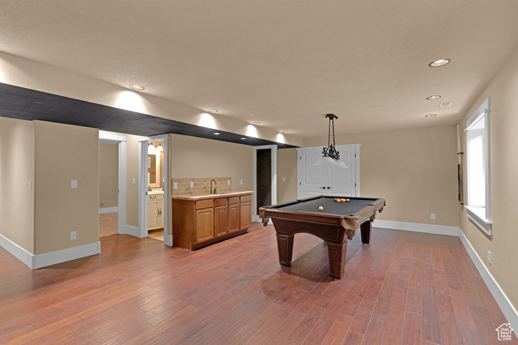 Playroom featuring wet bar, recessed lighting, baseboards, billiards, and wood finished floors