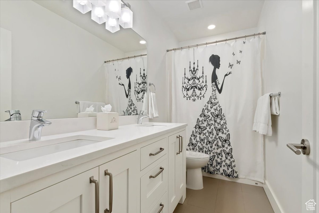 Full bath with toilet, tile patterned flooring, double vanity, recessed lighting, and curtained shower