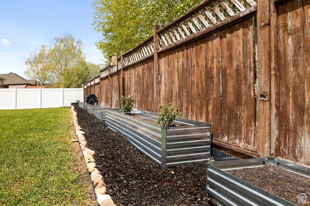 View of yard with a garden