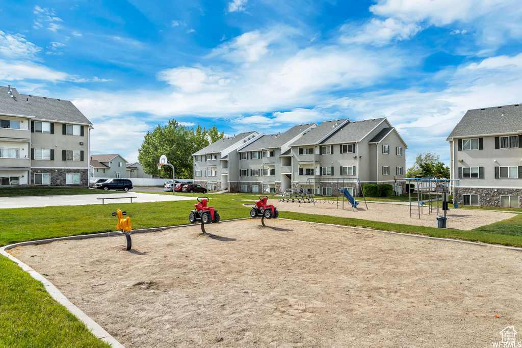 View of property's community featuring a residential view and a lawn
