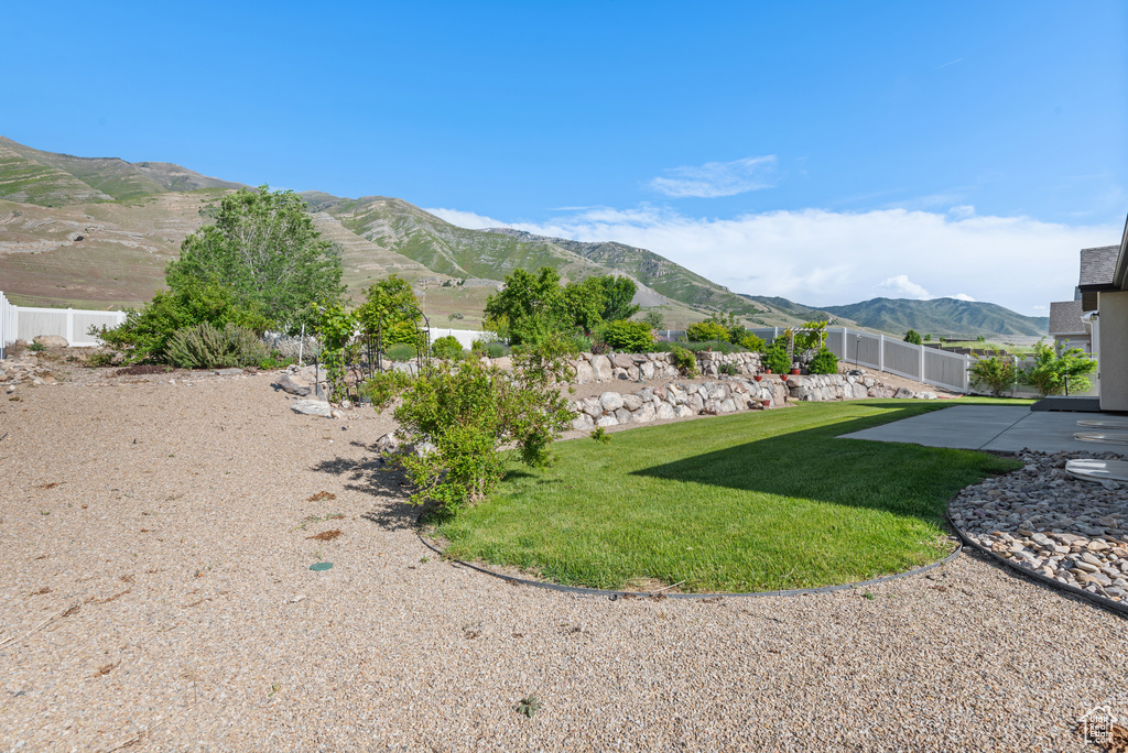 View of yard featuring a mountain view
