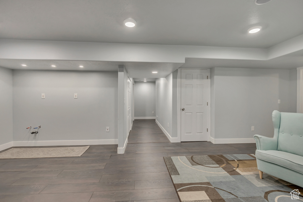 Living area featuring dark wood-style floors, baseboards, and recessed lighting