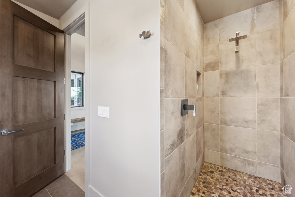 Full bath featuring tile patterned flooring and a tile shower