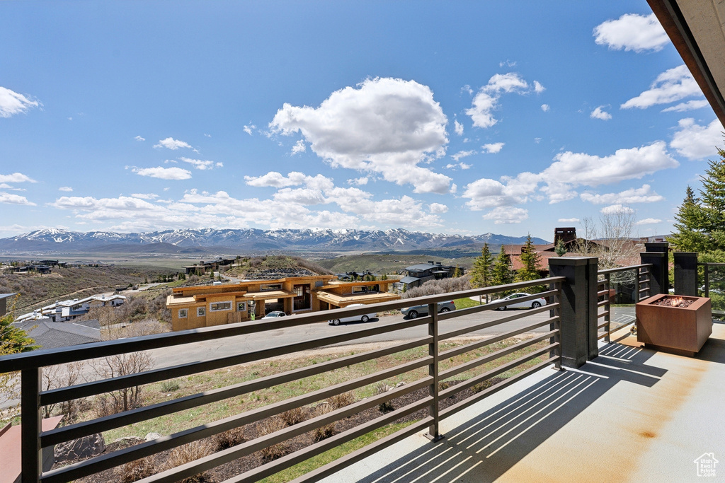 Balcony featuring a mountain view