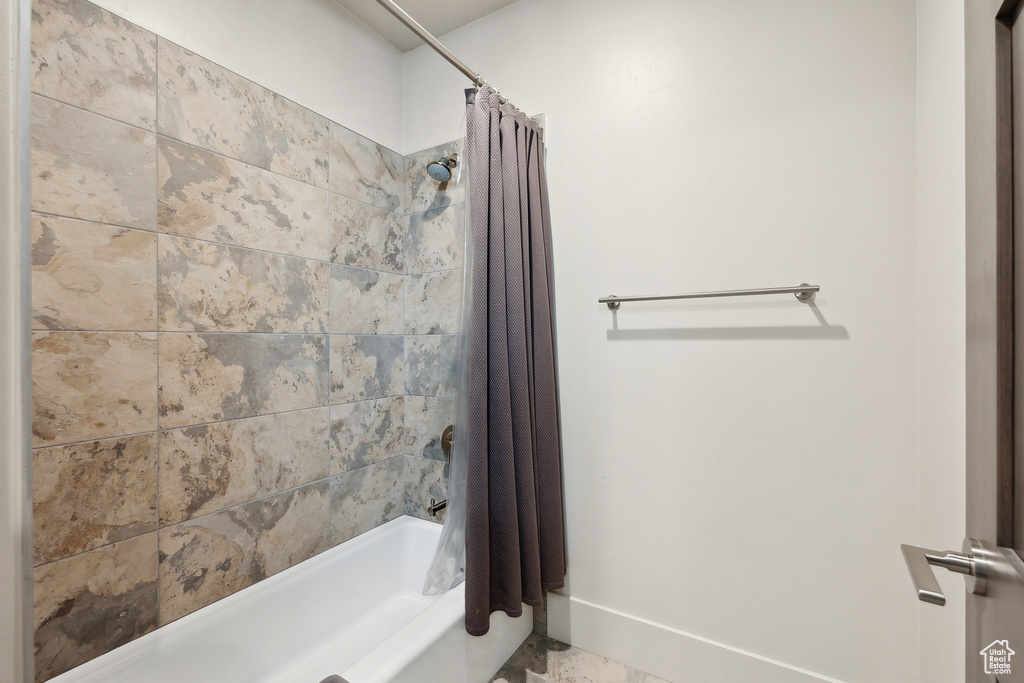 Full bath with shower / tub combo