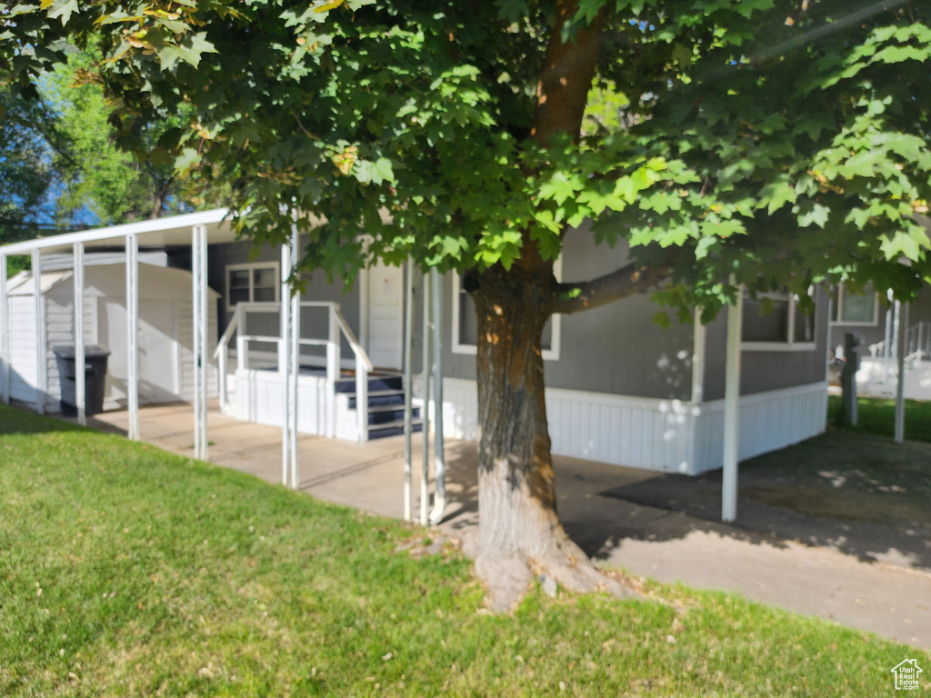 View of front facade featuring a front yard