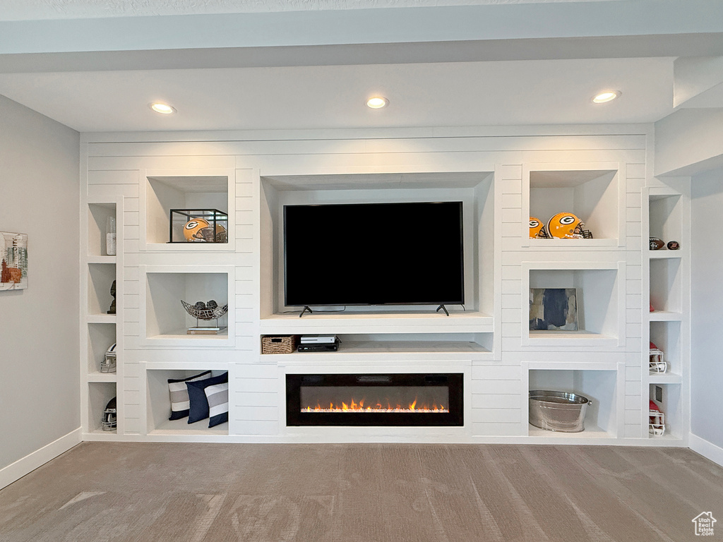 Living area with baseboards, carpet floors, built in shelves, and recessed lighting