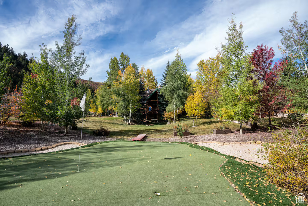 Surrounding community with a putting green