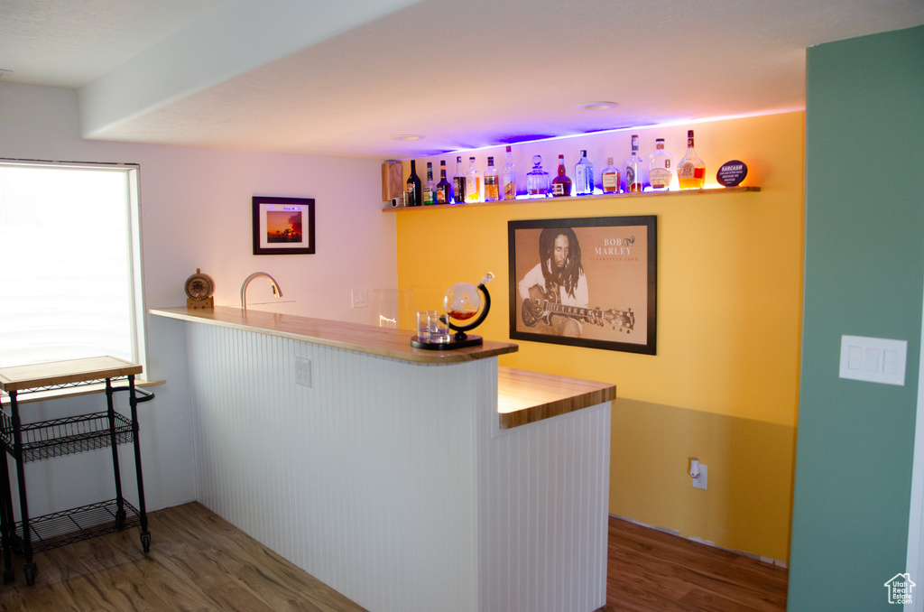 Indoor wet bar with wood finished floors