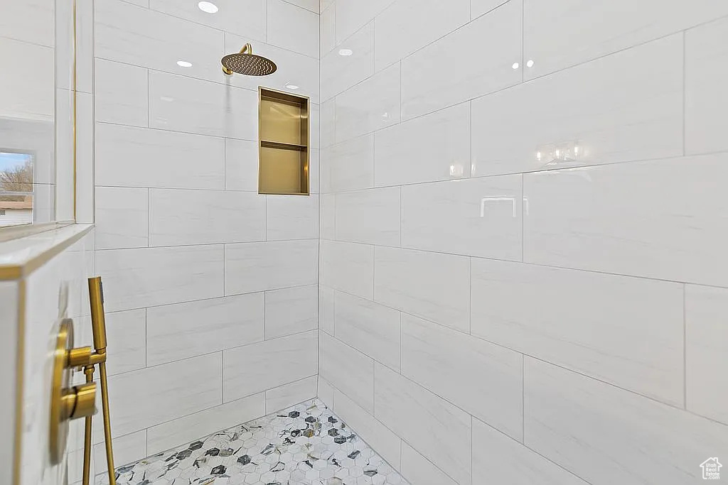 Bathroom featuring tiled shower