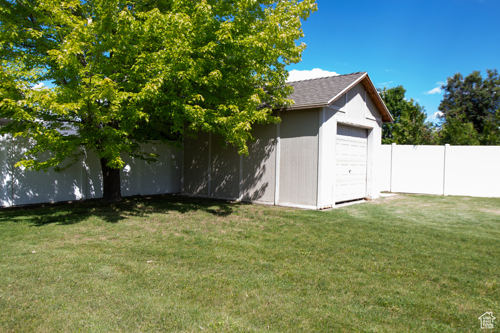 View of yard with an outbuilding