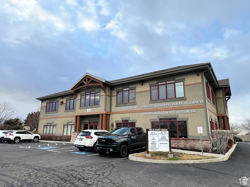 View of commercial location with uncovered parking